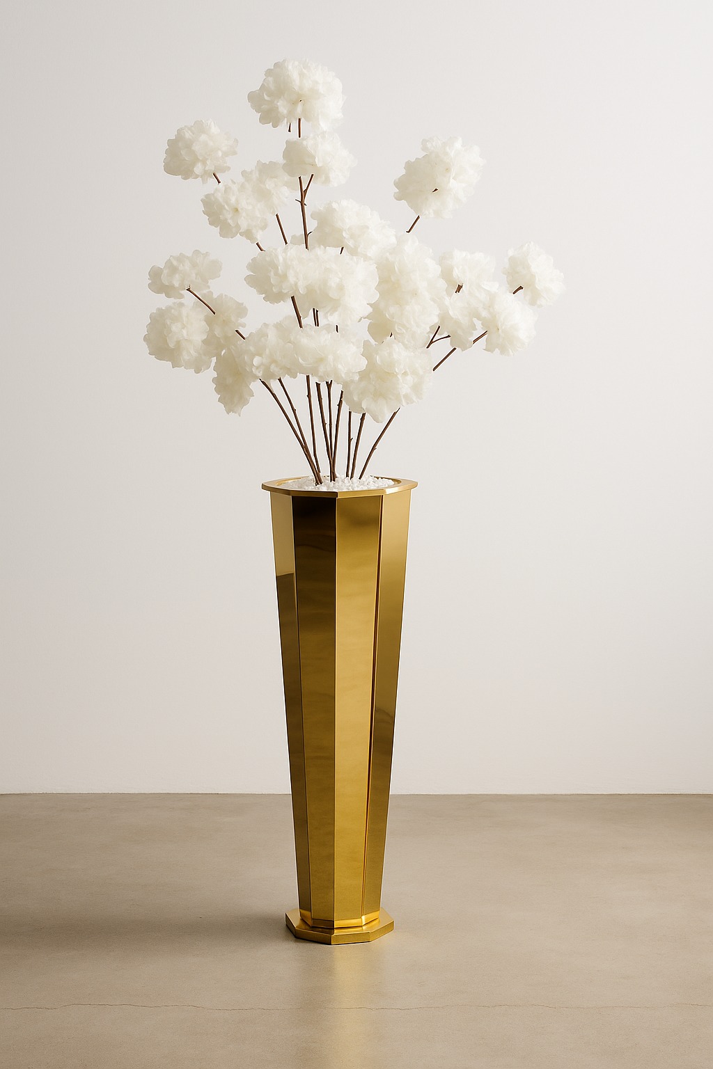 135cmنبتة الصناعية الفاخرة بتصميم واقعي مذهل، مزوّدة بـ كاش بوت ذهبي أنيق يعكس الرقي والذوق الرفيع