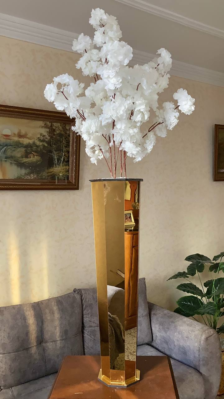 135cmنبتة الصناعية الفاخرة بتصميم واقعي مذهل، مزوّدة بـ كاش بوت ذهبي أنيق يعكس الرقي والذوق الرفيع