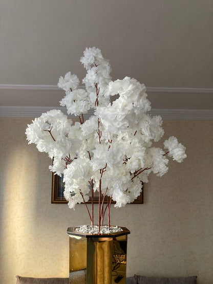 135cmنبتة الصناعية الفاخرة بتصميم واقعي مذهل، مزوّدة بـ كاش بوت ذهبي أنيق يعكس الرقي والذوق الرفيع