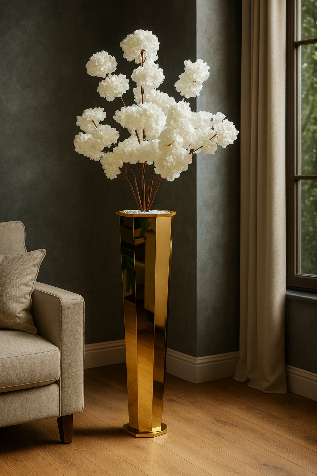 135cmنبتة الصناعية الفاخرة بتصميم واقعي مذهل، مزوّدة بـ كاش بوت ذهبي أنيق يعكس الرقي والذوق الرفيع