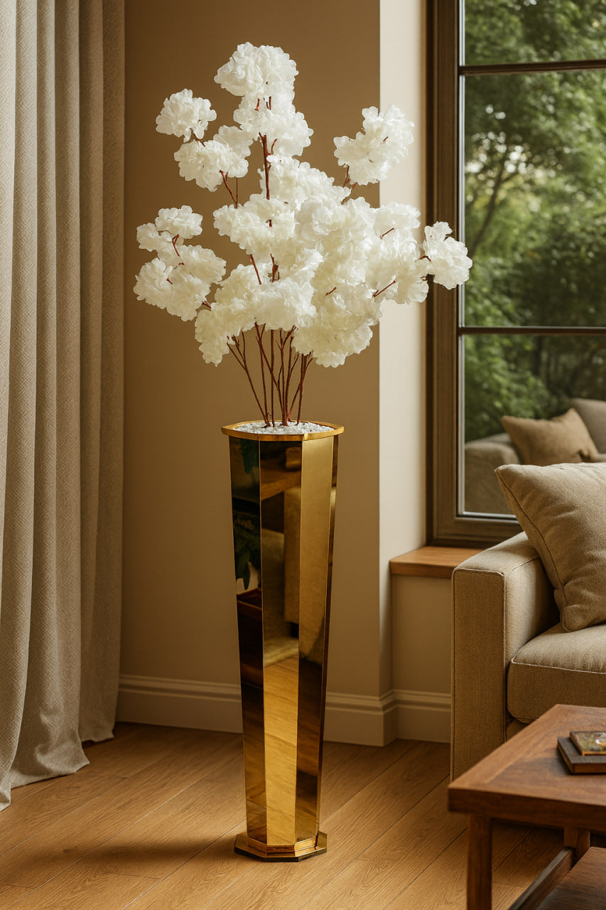 135cmنبتة الصناعية الفاخرة بتصميم واقعي مذهل، مزوّدة بـ كاش بوت ذهبي أنيق يعكس الرقي والذوق الرفيع